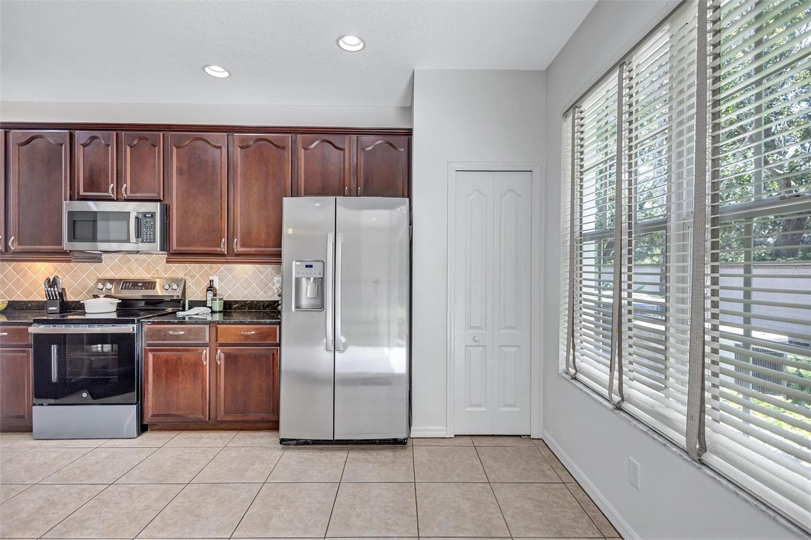 Townhouse at 14511 MIRABELLE VISTA CIR, TAMPA, photo 14 of 46