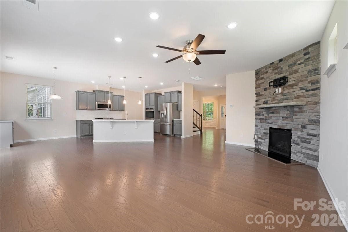 Upgraded Stone fireplace & Hardwood floor - 15505 Davidson East Drive, Davidson