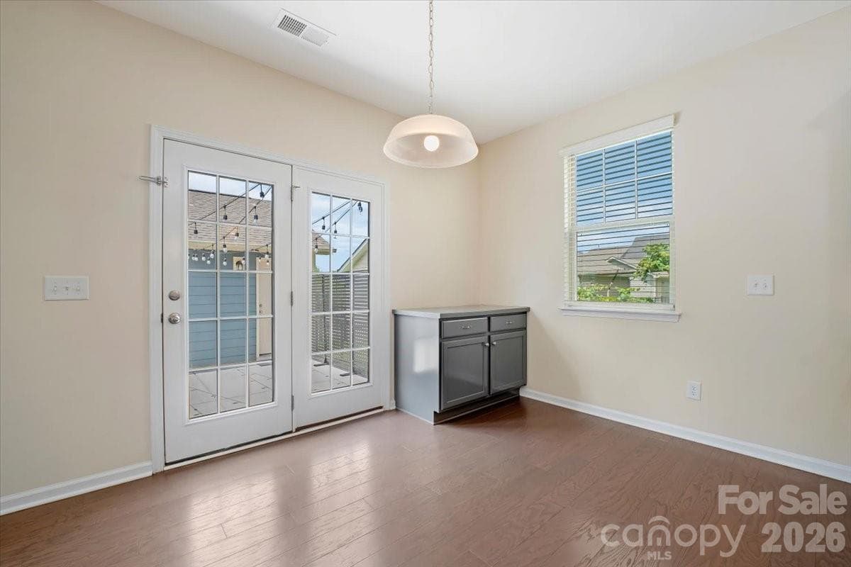 Built-in Banquet breakfast area - 15505 Davidson East Drive, Davidson