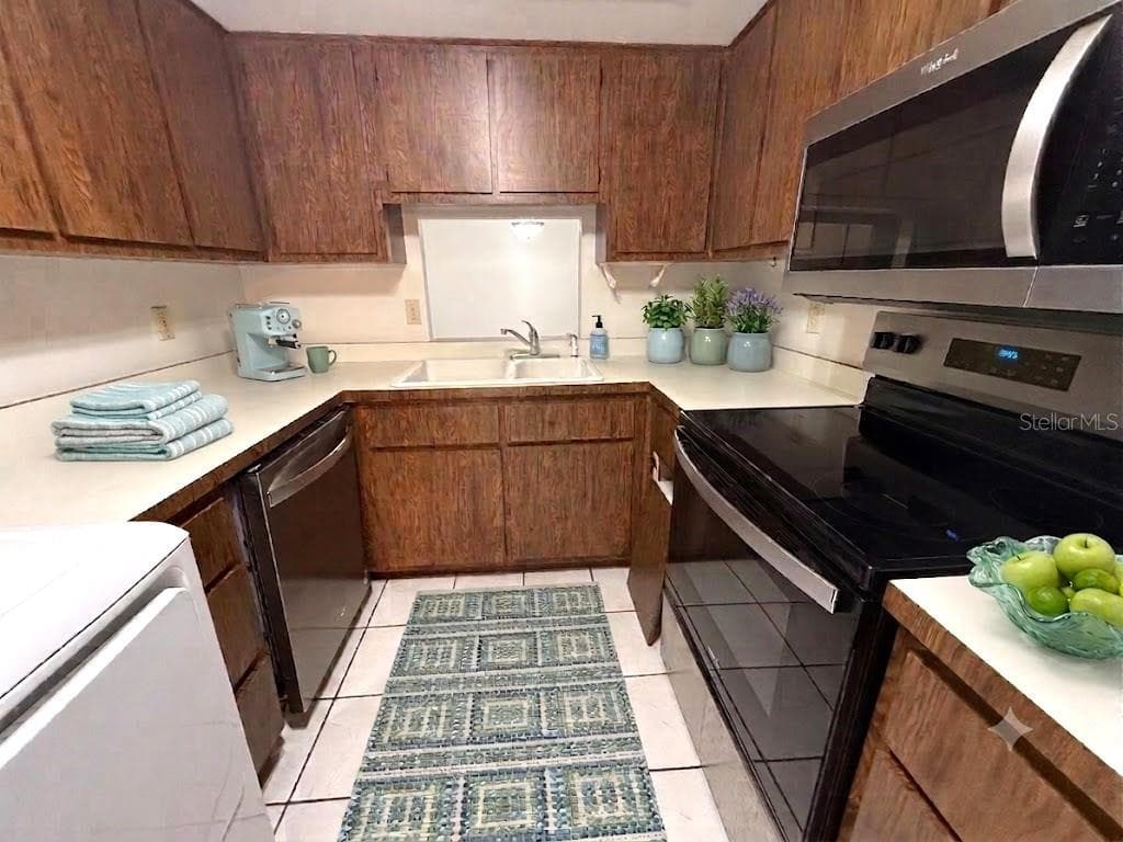 FULLY EQUIPPED KITCHEN WITH WASHER AND DRYER - 42 CLUB HOUSE DR #207, PALM COAST
