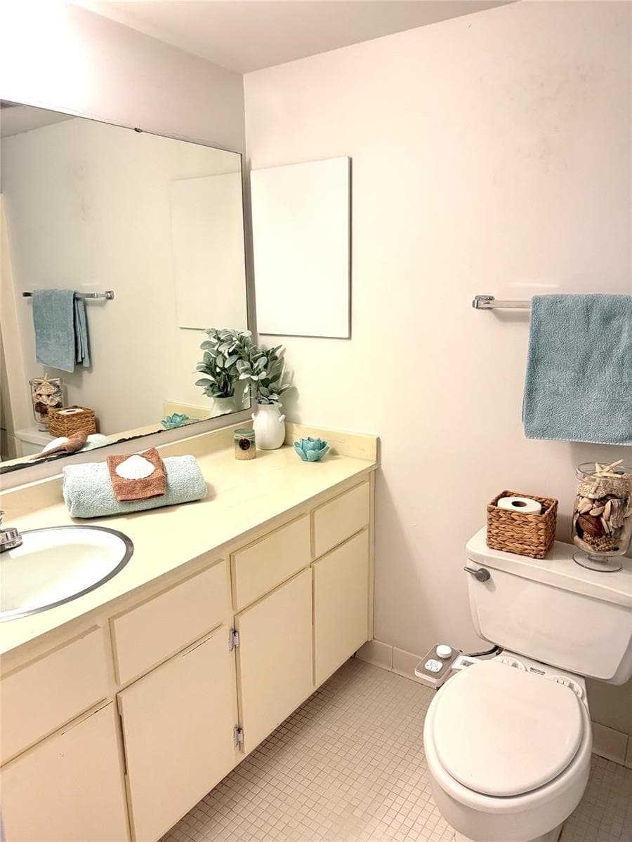 ENSUITE BATHROOM IN THE PRIMARY BEDROOM - 42 CLUB HOUSE DR #207, PALM COAST