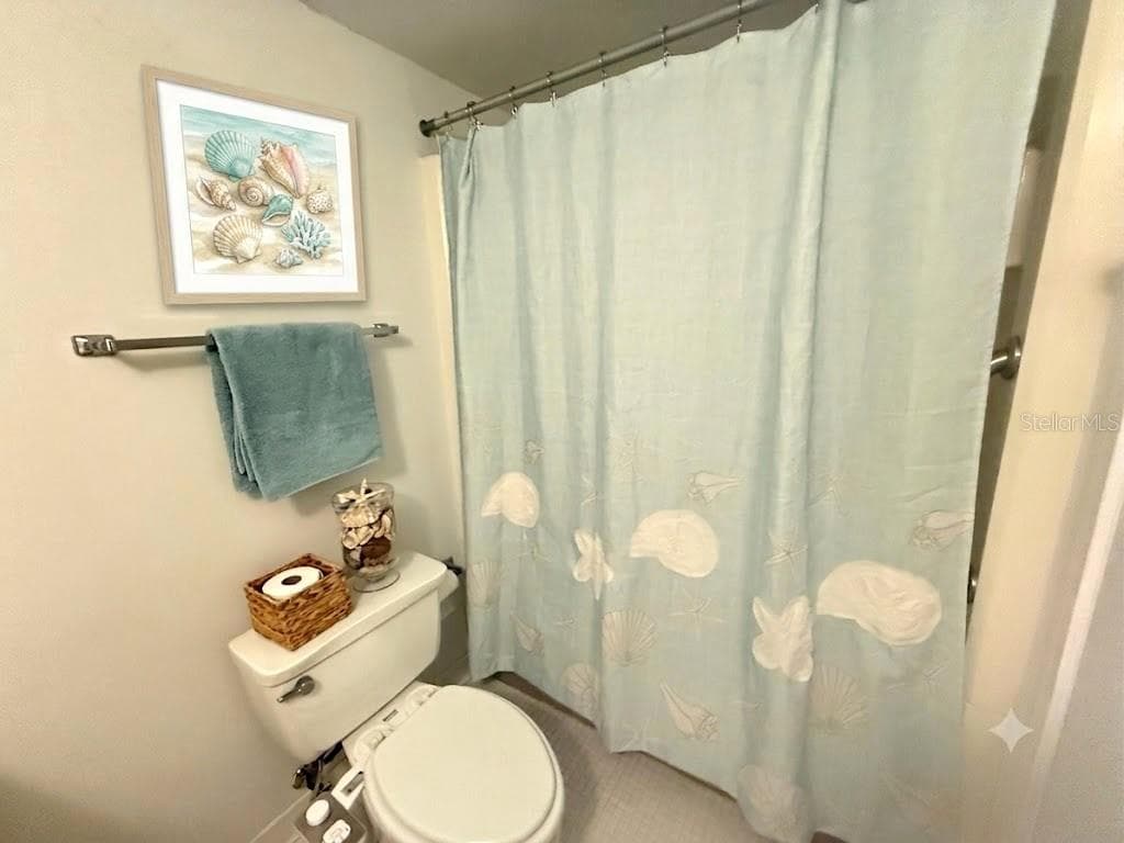 ENSUITE BATHROOM WITH FULL BATH - 42 CLUB HOUSE DR #207, PALM COAST
