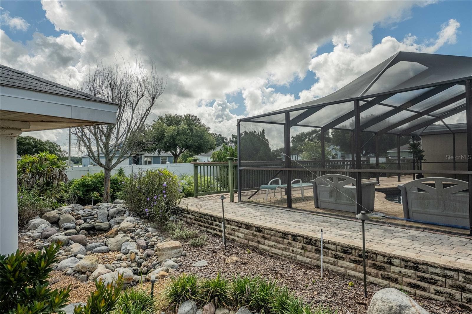 Beautiful Landscaping - 205 THOMAS CT, WINTER HAVEN