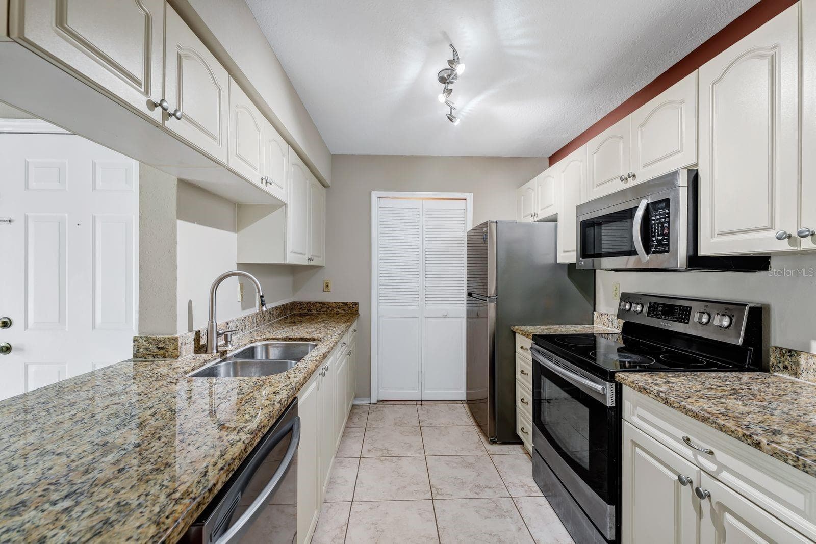 Condominium at 2550 N ALAFAYA TRL #1203, ORLANDO, photo 10 of 25
