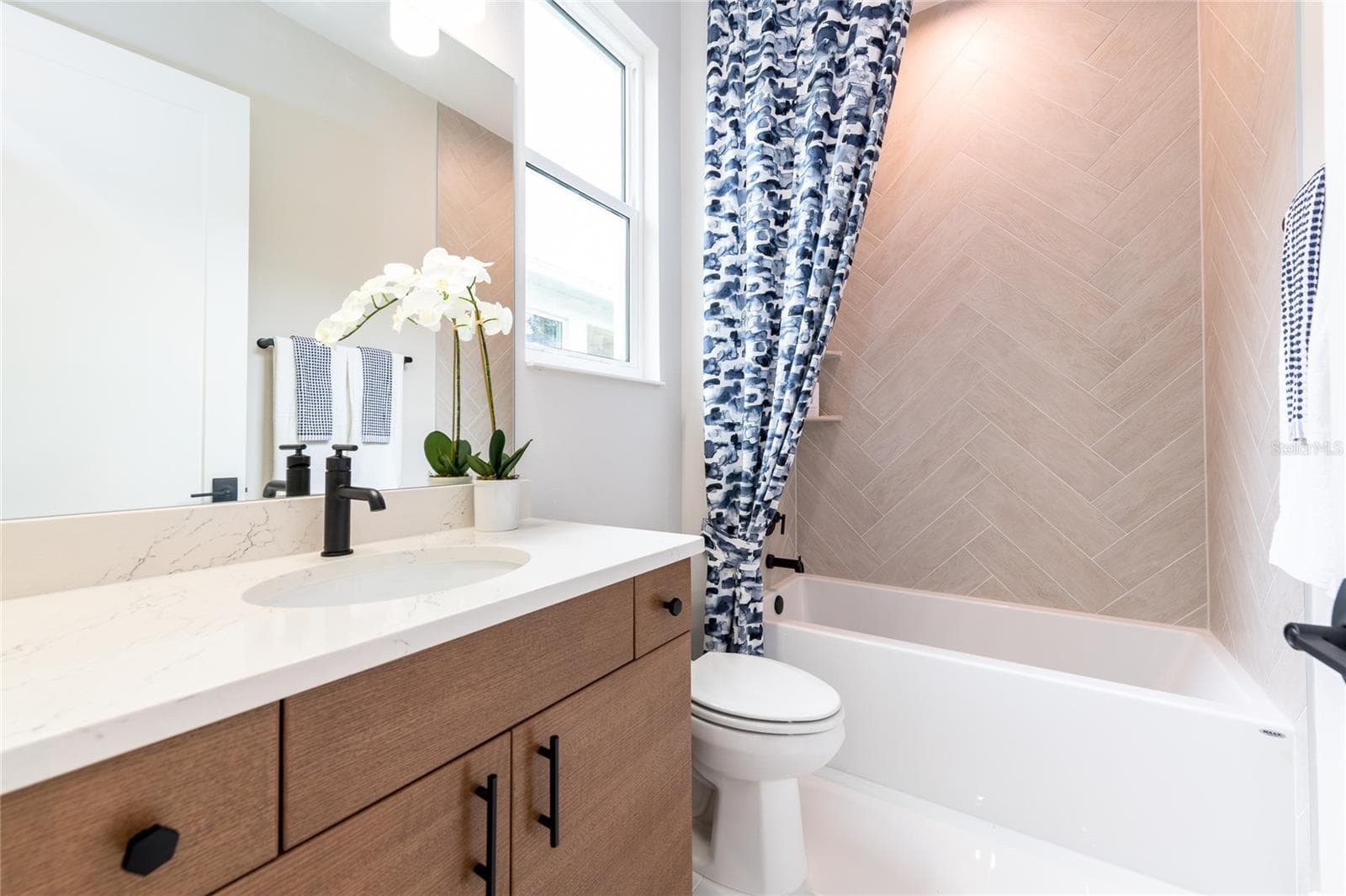 Bath - 1631 LAKE RESERVE DR, DELAND