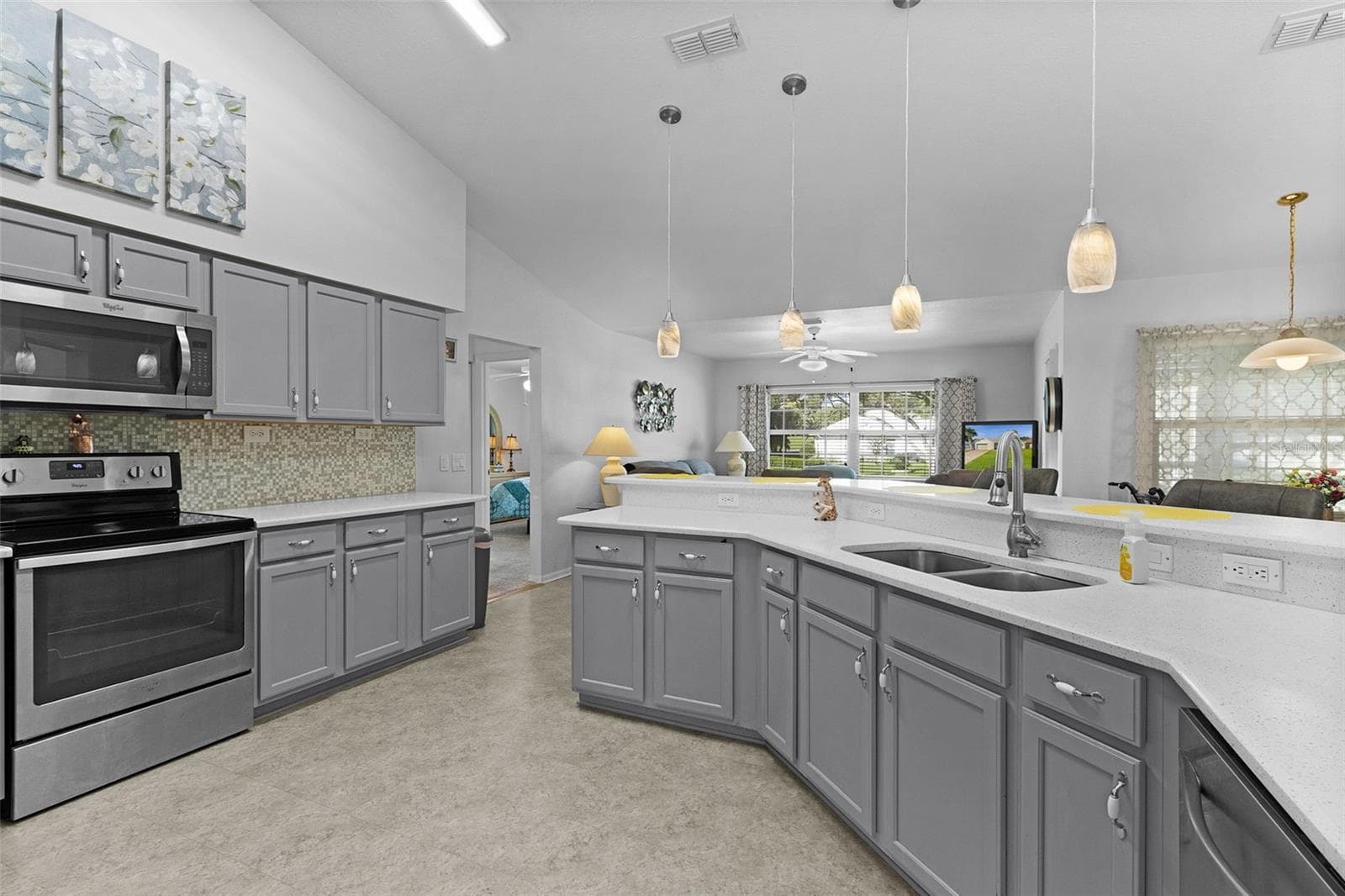 Single Family Residence at 17566 SE 112TH AVE, SUMMERFIELD, photo 6 of 33