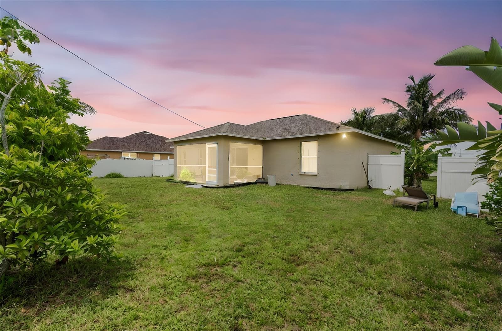 ENJOY YOUR MORNING COFFEE OR EVENING BREEZE IN PEACE AND PRIVACY! - 1728 NE 22ND TER, CAPE CORAL