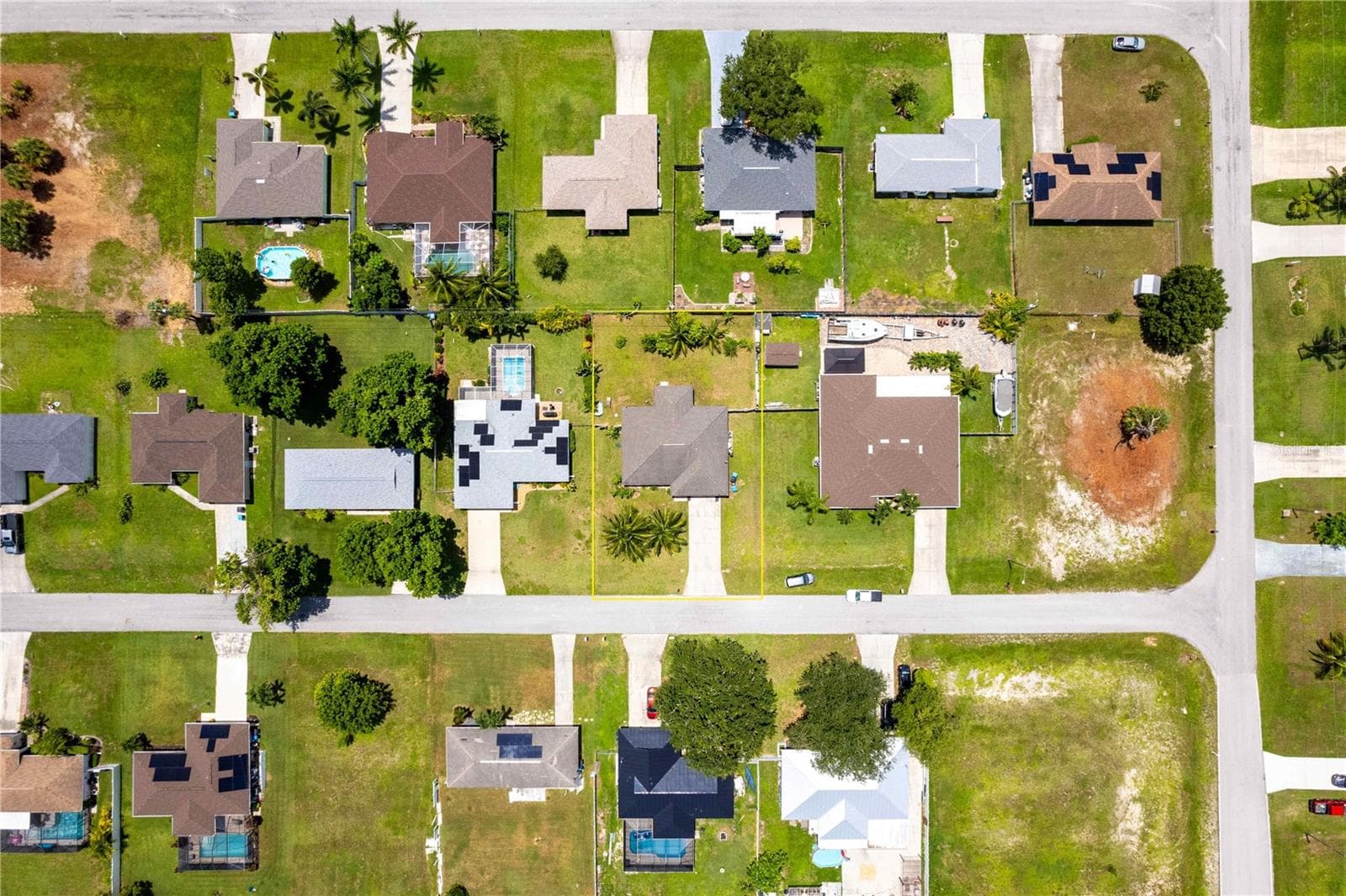 Don't miss your chance to own a piece of SWFL PARADISE in CAPE CORAL! - 1728 NE 22ND TER, CAPE CORAL