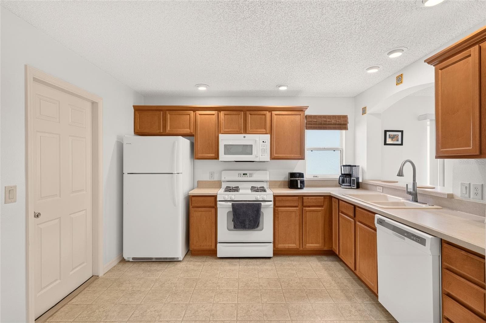 Kitchen with ample counter space - 1049 JACKSON ST, THE VILLAGES