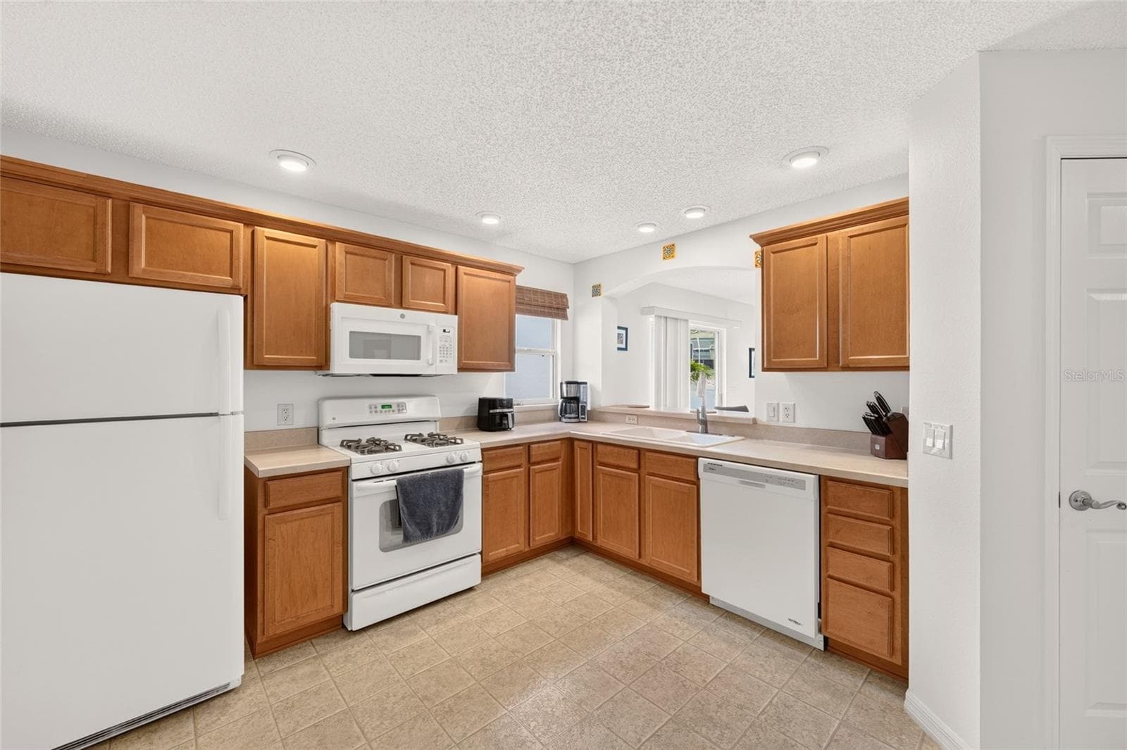 Kitchen looking into dining area - 1049 JACKSON ST, THE VILLAGES