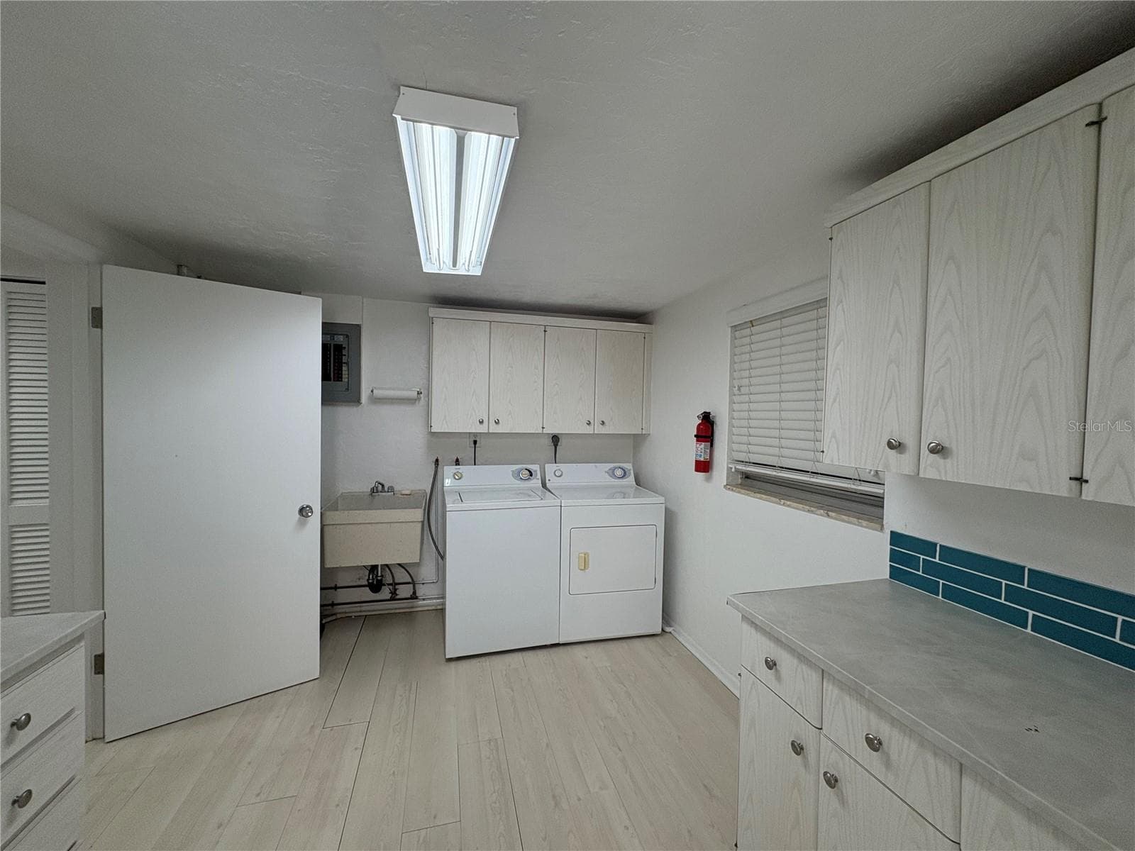 Laundry Room with Storage - 3276 BRUNSWICK LN #705, SARASOTA