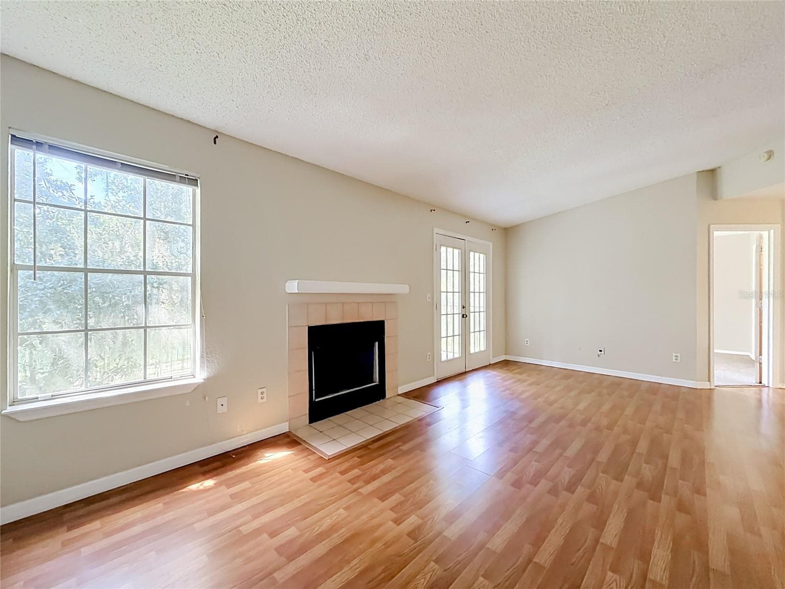 Living Room with Working Fireplace - 2550 N ALAFAYA TRL #12205, ORLANDO
