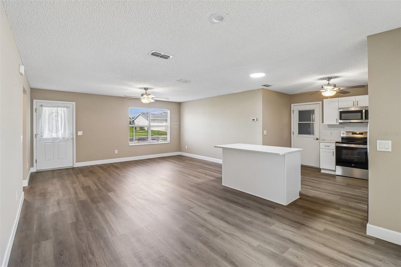 Living room Kitchen - 2609 PRIVADA DR, THE VILLAGES