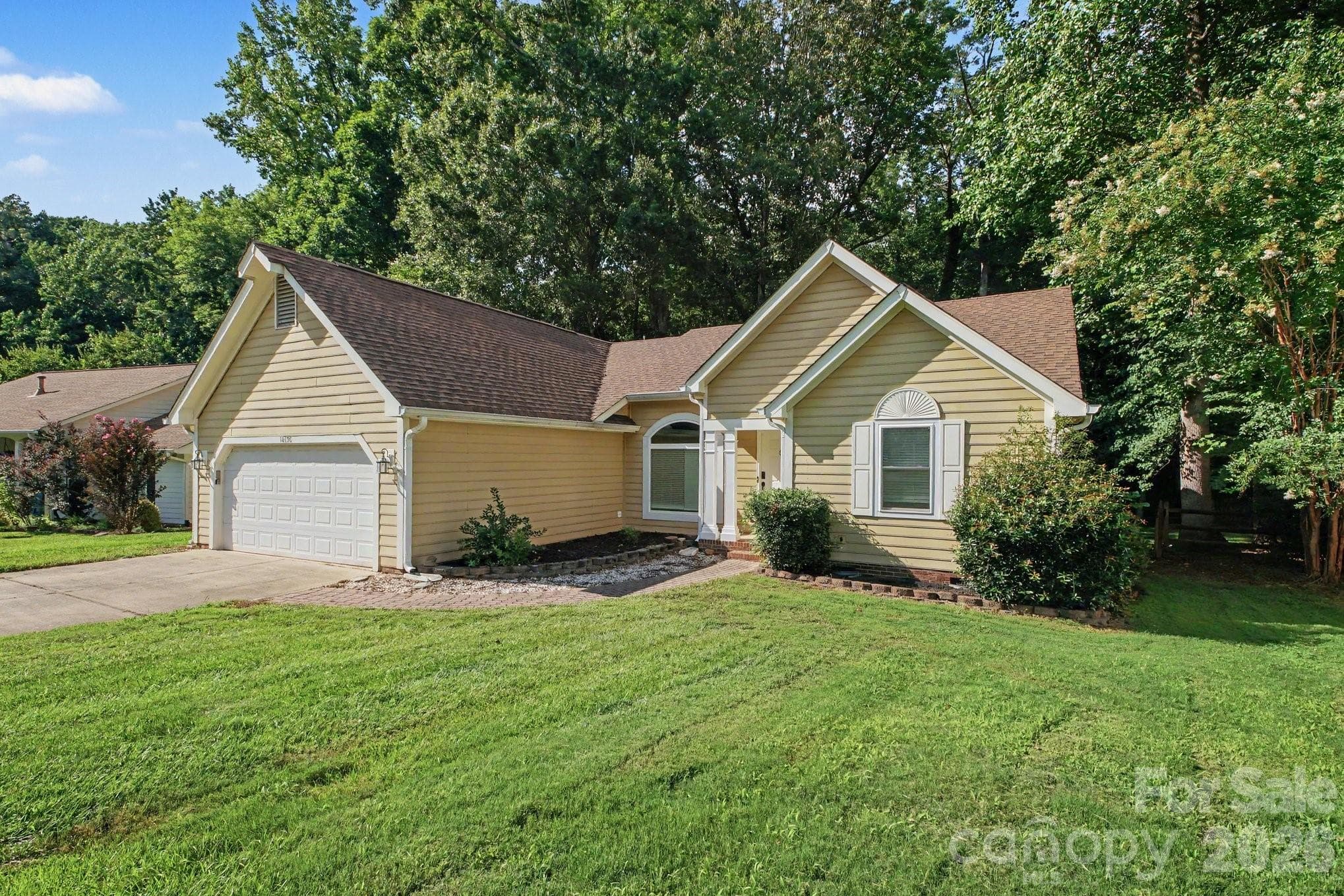 Single Family Residence at 16130 Amber Field Drive, Huntersville, photo 2 of 25