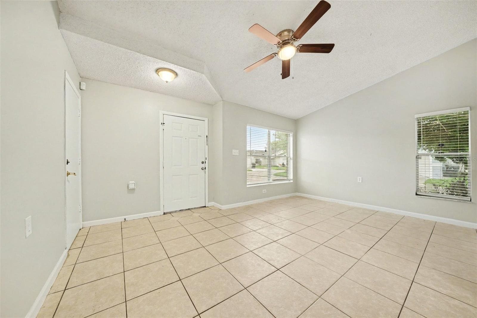 Single Family Residence at 1034 CLOVERCREST RD, ORLANDO, photo 3 of 21
