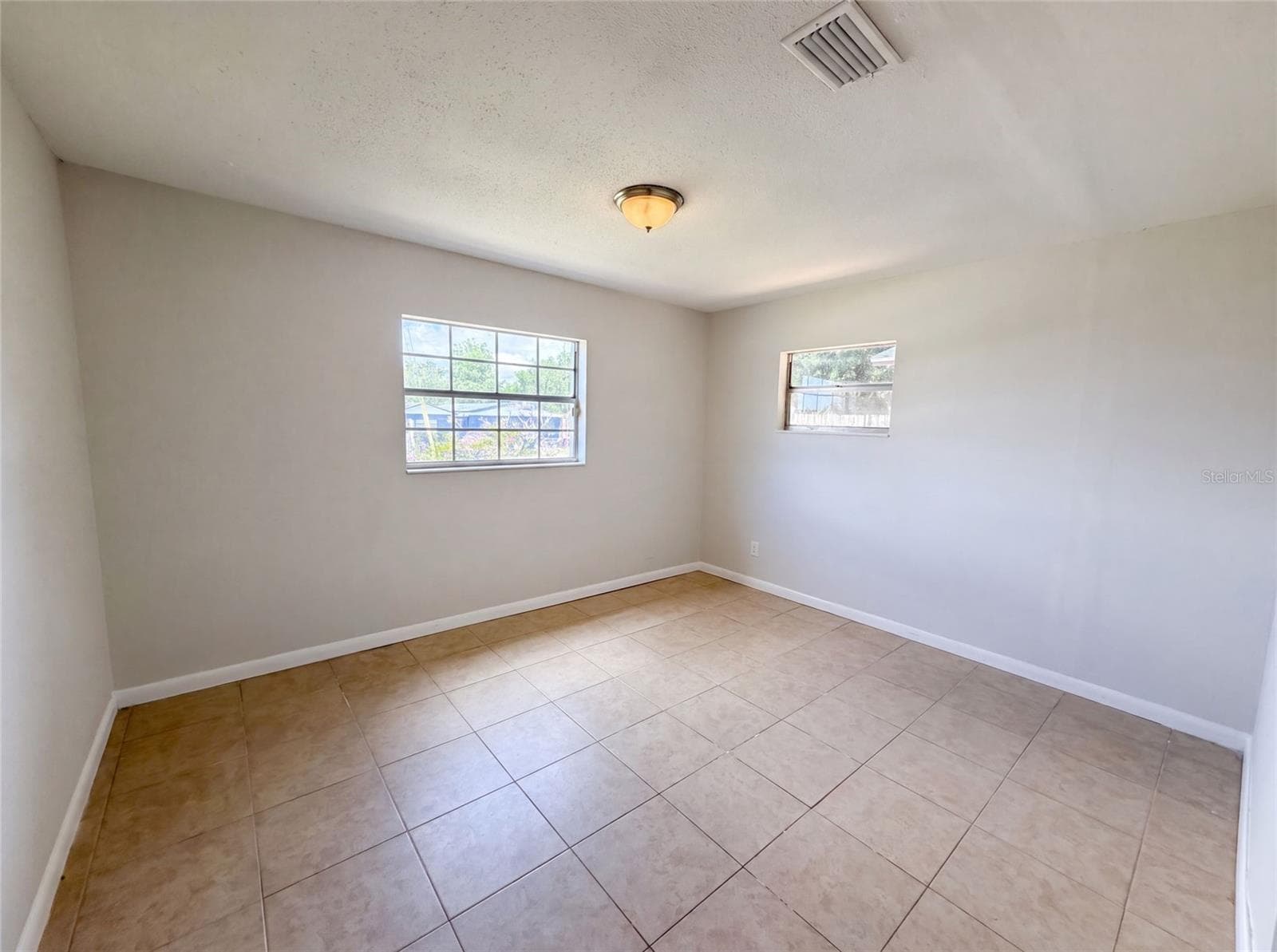 Single Family Residence at 7018 LYNWOOD DR, TAMPA, photo 3 of 13