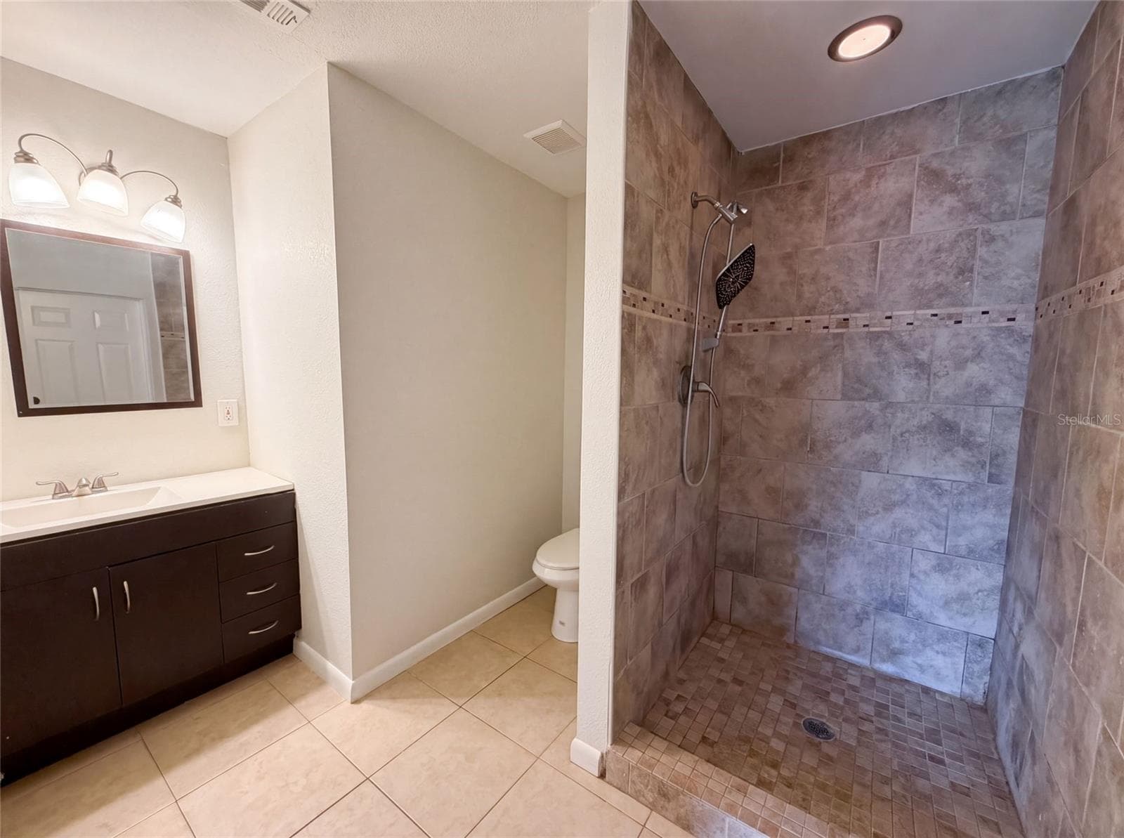 Single Family Residence at 7018 LYNWOOD DR, TAMPA, photo 8 of 13