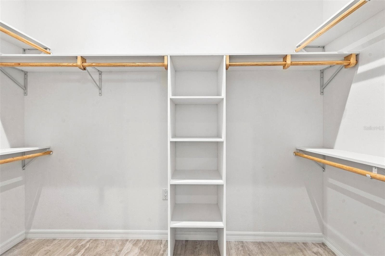 master closet - 502 BELTREES ST, DUNEDIN