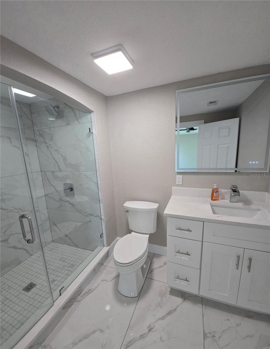 Beautiful master suite with enormous walk-in. - 37406 VISTA DR, DADE CITY