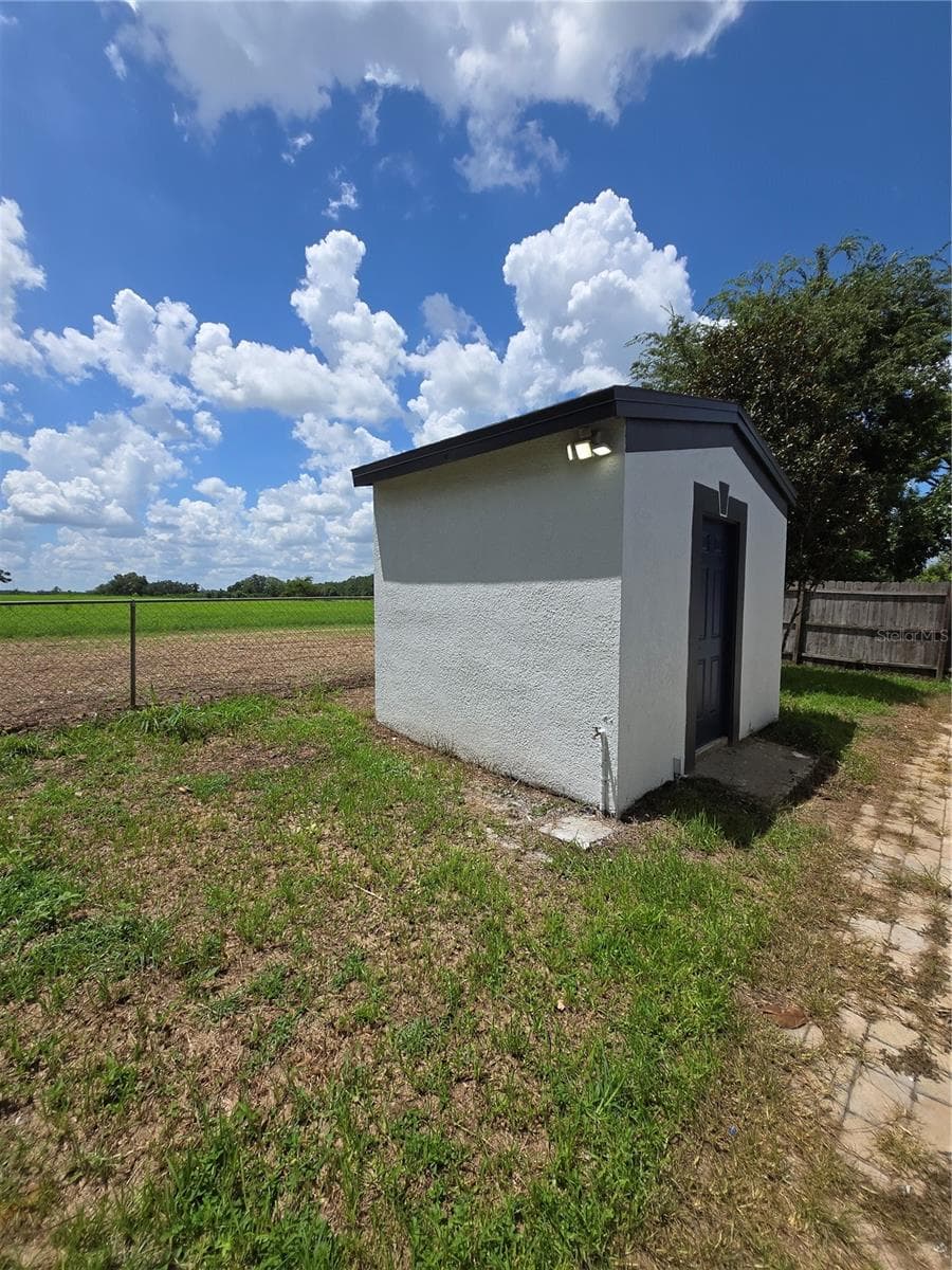 Large storage shed. - 37406 VISTA DR, DADE CITY