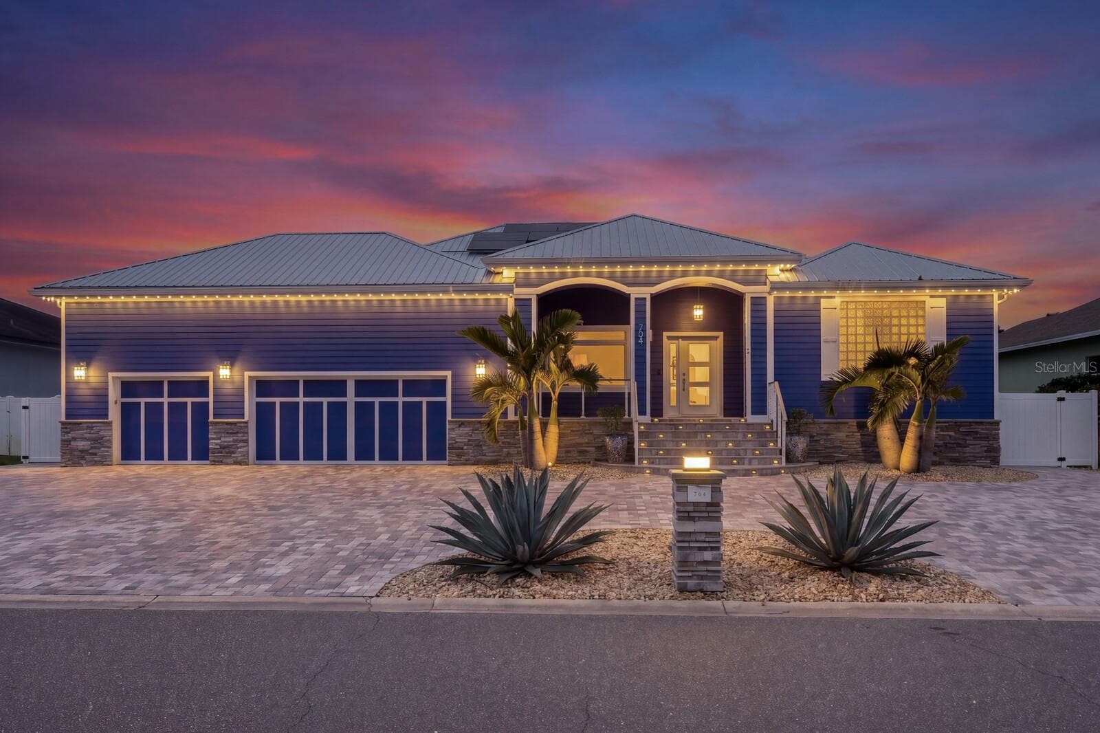 Beautiful permanent holiday LED lighting built into the trim - 704 EAGLE LN, APOLLO BEACH