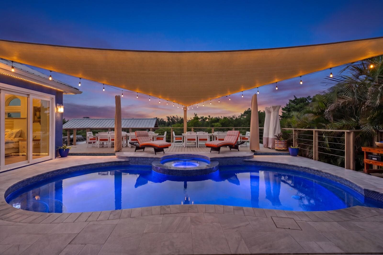 Beautiful Florida sunsets from your waterfront pool home - 704 EAGLE LN, APOLLO BEACH