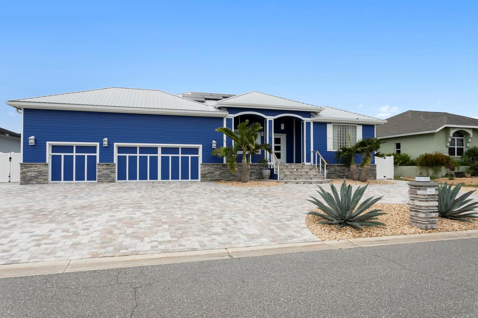 Beautiful hand-laid paver circular drive - 704 EAGLE LN, APOLLO BEACH