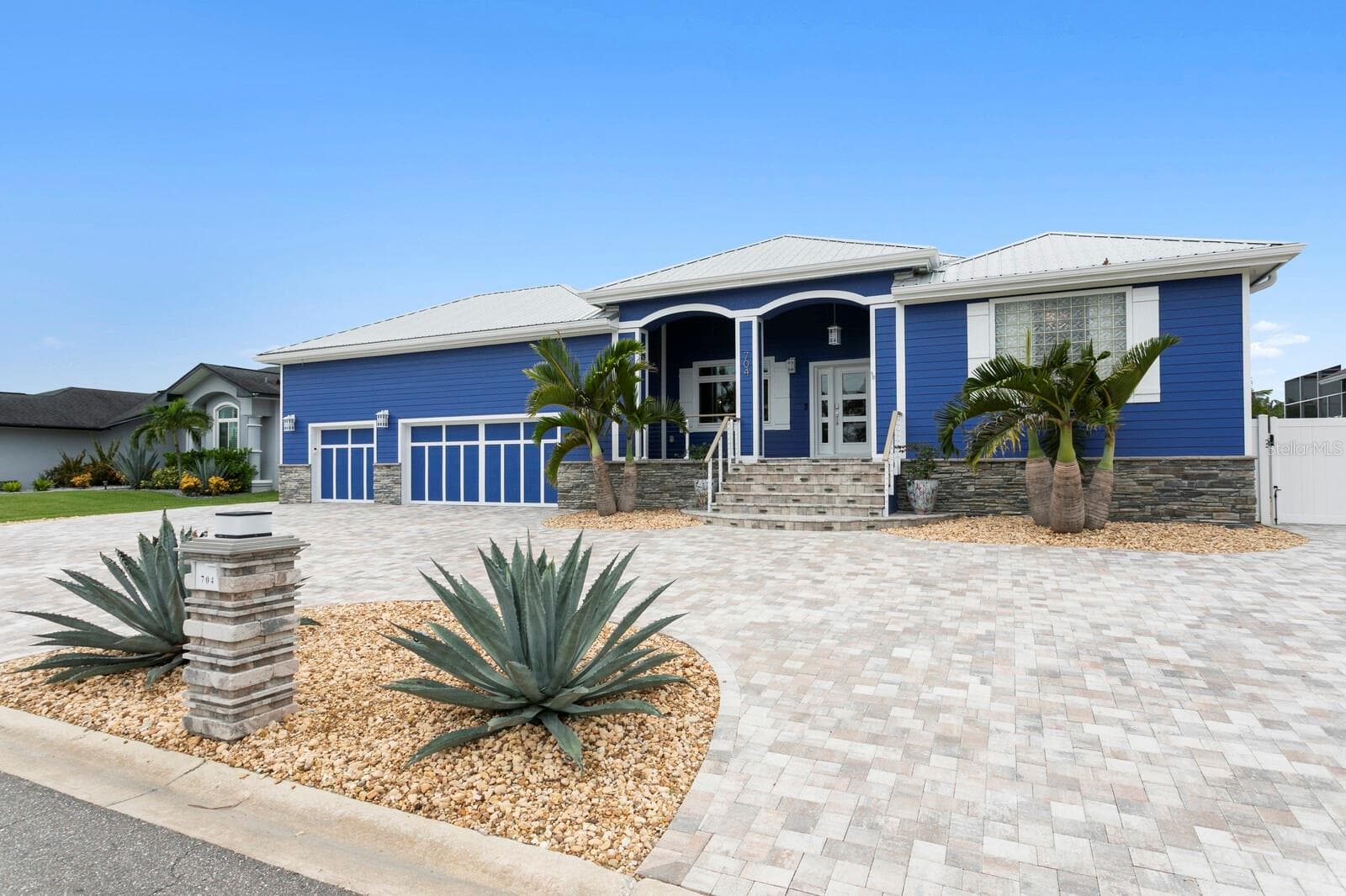 Low maintenance Xeriscaping in front and rear yard - 704 EAGLE LN, APOLLO BEACH