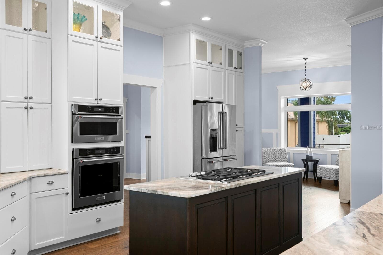 Solid wood triple stack cabinets with soft-close drawers and cabinets - 704 EAGLE LN, APOLLO BEACH