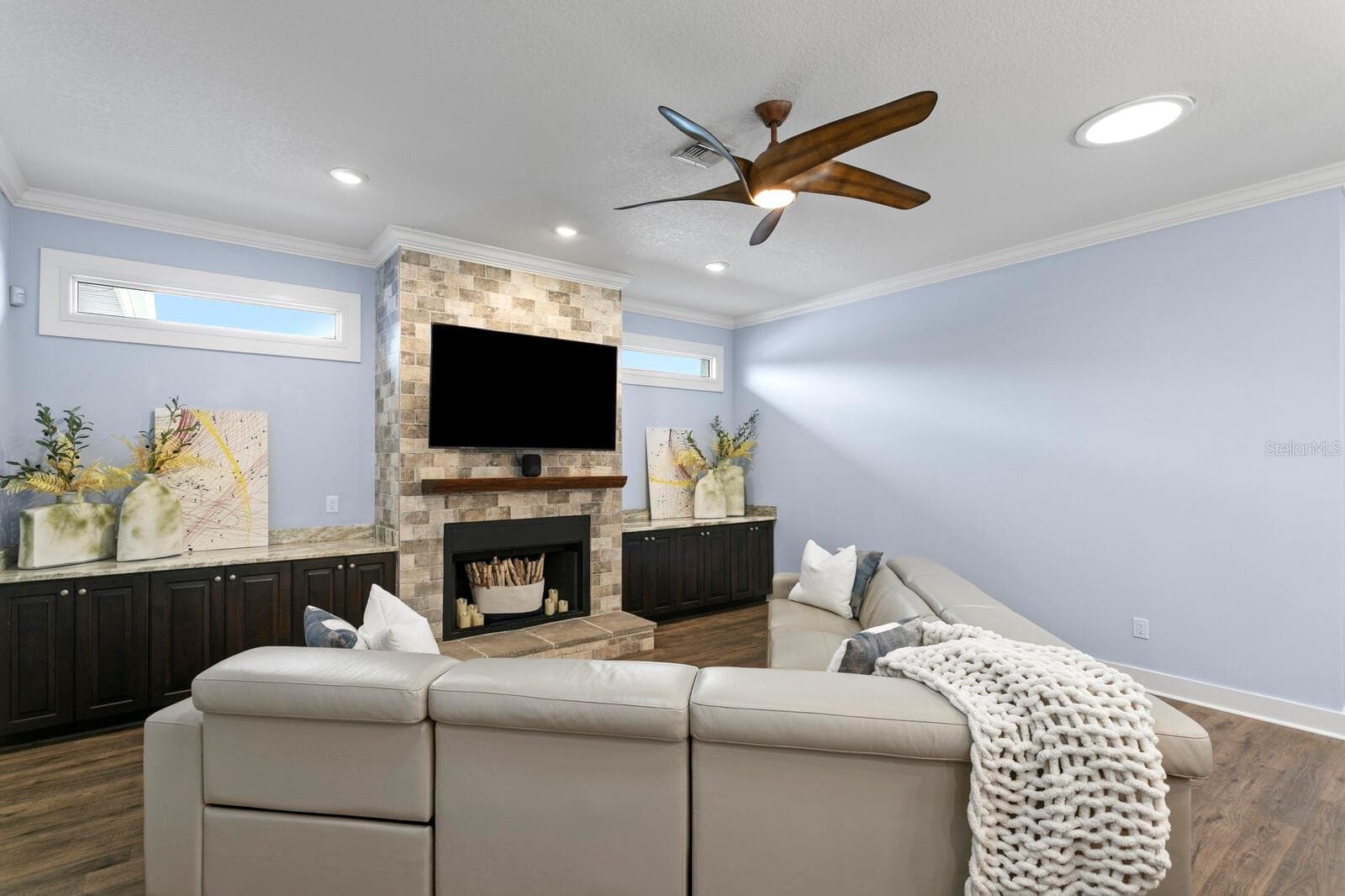 Family room features custom built in cabinets - 704 EAGLE LN, APOLLO BEACH