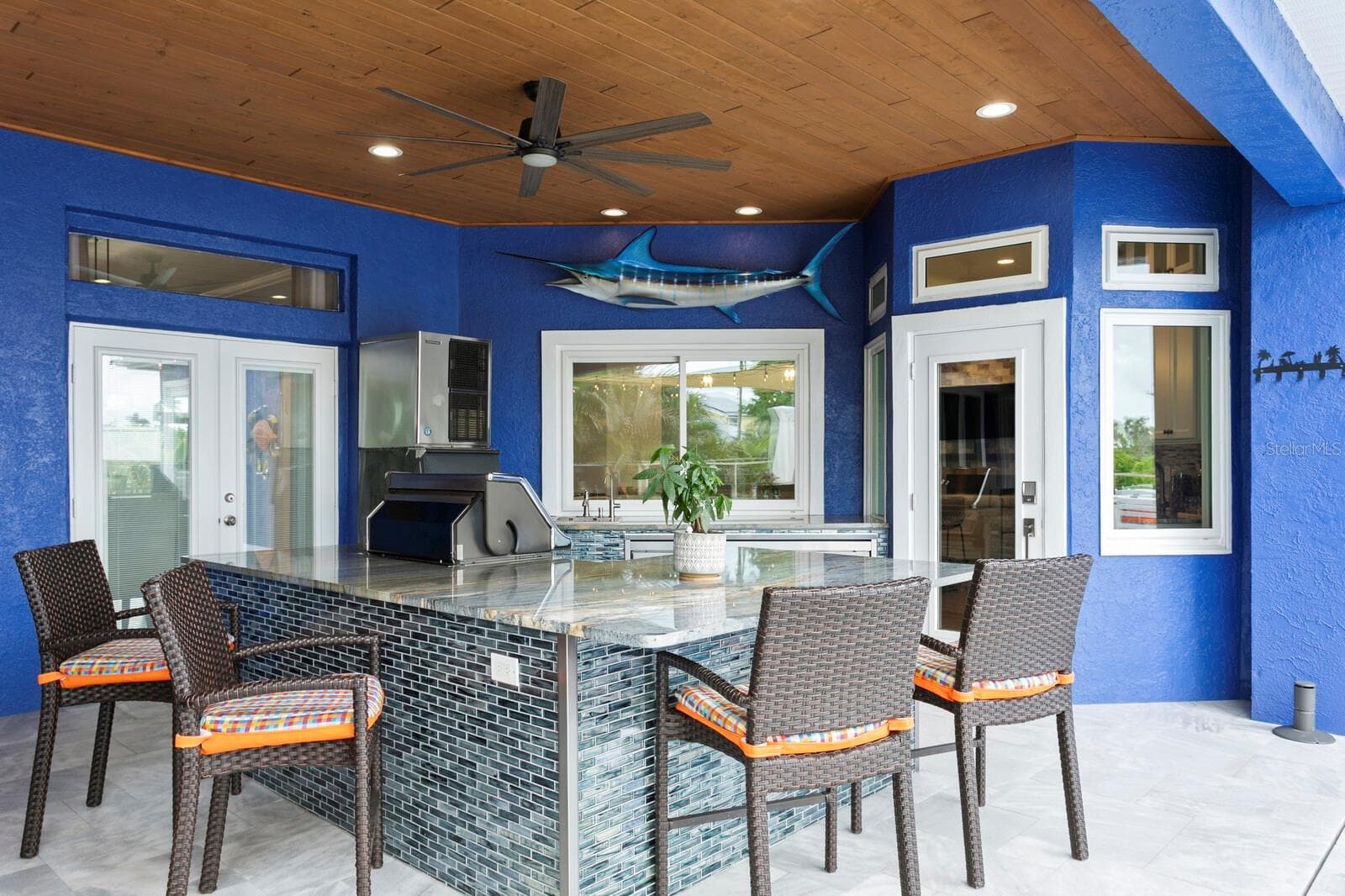 Custom outdoor kitchen with granite counters and breakfast bar - 704 EAGLE LN, APOLLO BEACH
