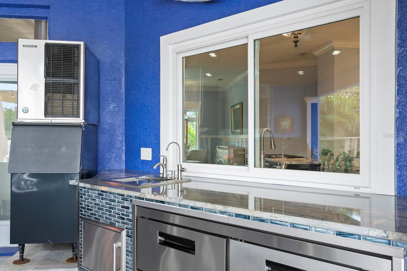 Large pass-through window from the indoor Kitchen to the outdoor Kitchen - 704 EAGLE LN, APOLLO BEACH