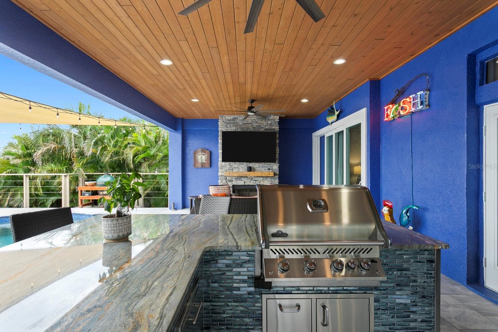 Built-in Napoleon grill - 704 EAGLE LN, APOLLO BEACH