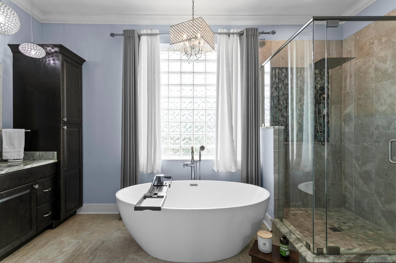 Ensuite bath features garden tub, frameless walk-in shower with dua shower heads - 704 EAGLE LN, APOLLO BEACH