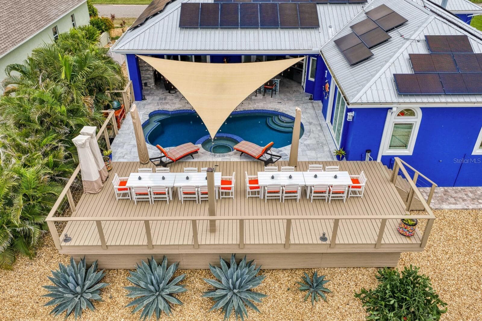 Large outdoor entertaining space - 704 EAGLE LN, APOLLO BEACH