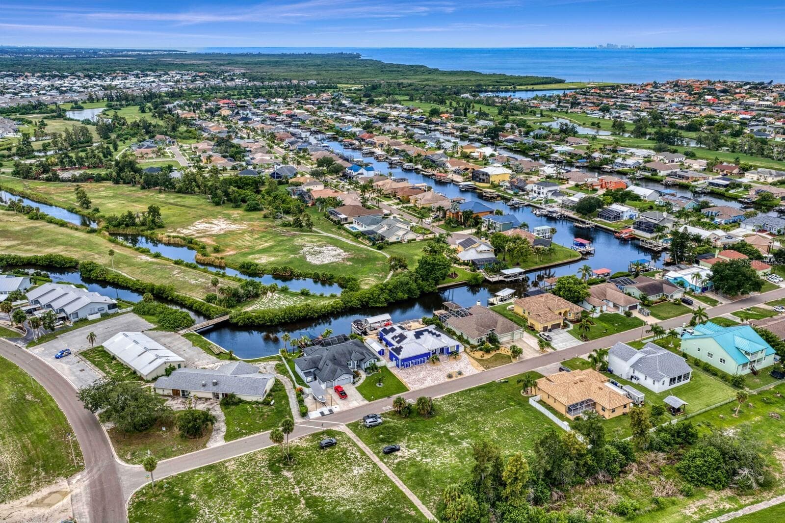 Short ride to the open waters of Tampa Bay - 704 EAGLE LN, APOLLO BEACH