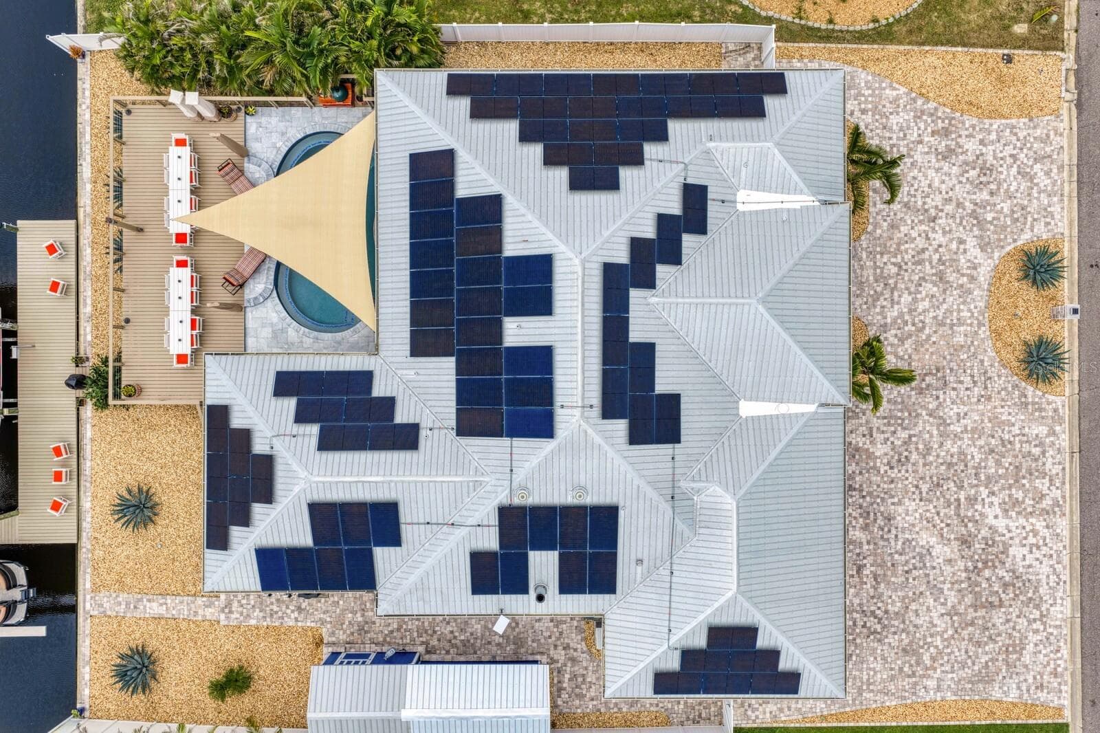 Solar panels on property - 704 EAGLE LN, APOLLO BEACH