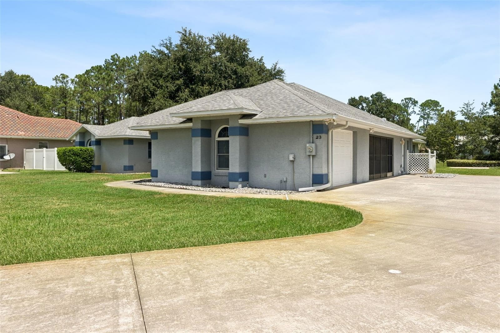 Side entry to garage. Garage has screen - 23 WELLSTREAM LN, PALM COAST