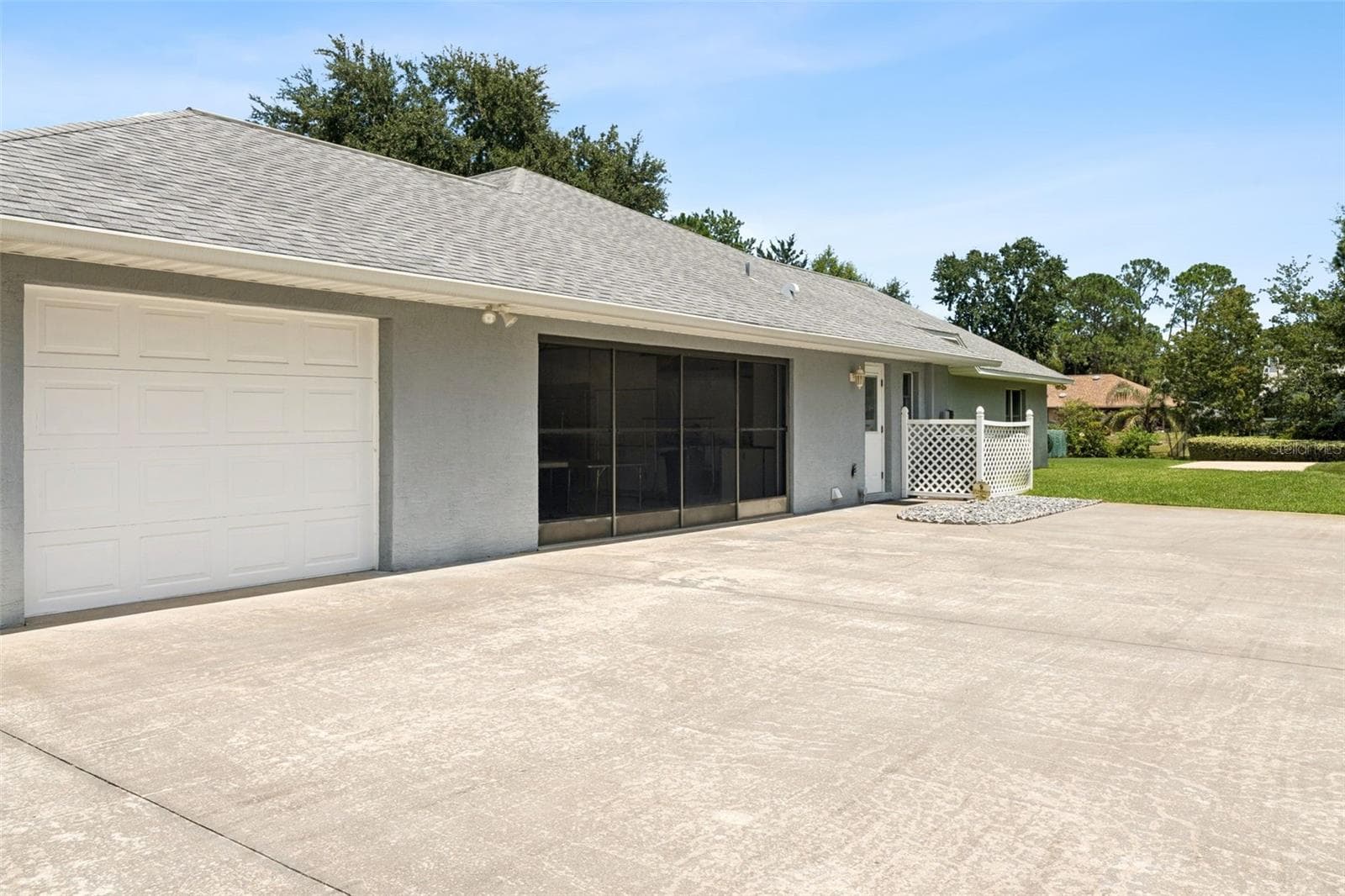 Side entry Garage with screen - 23 WELLSTREAM LN, PALM COAST