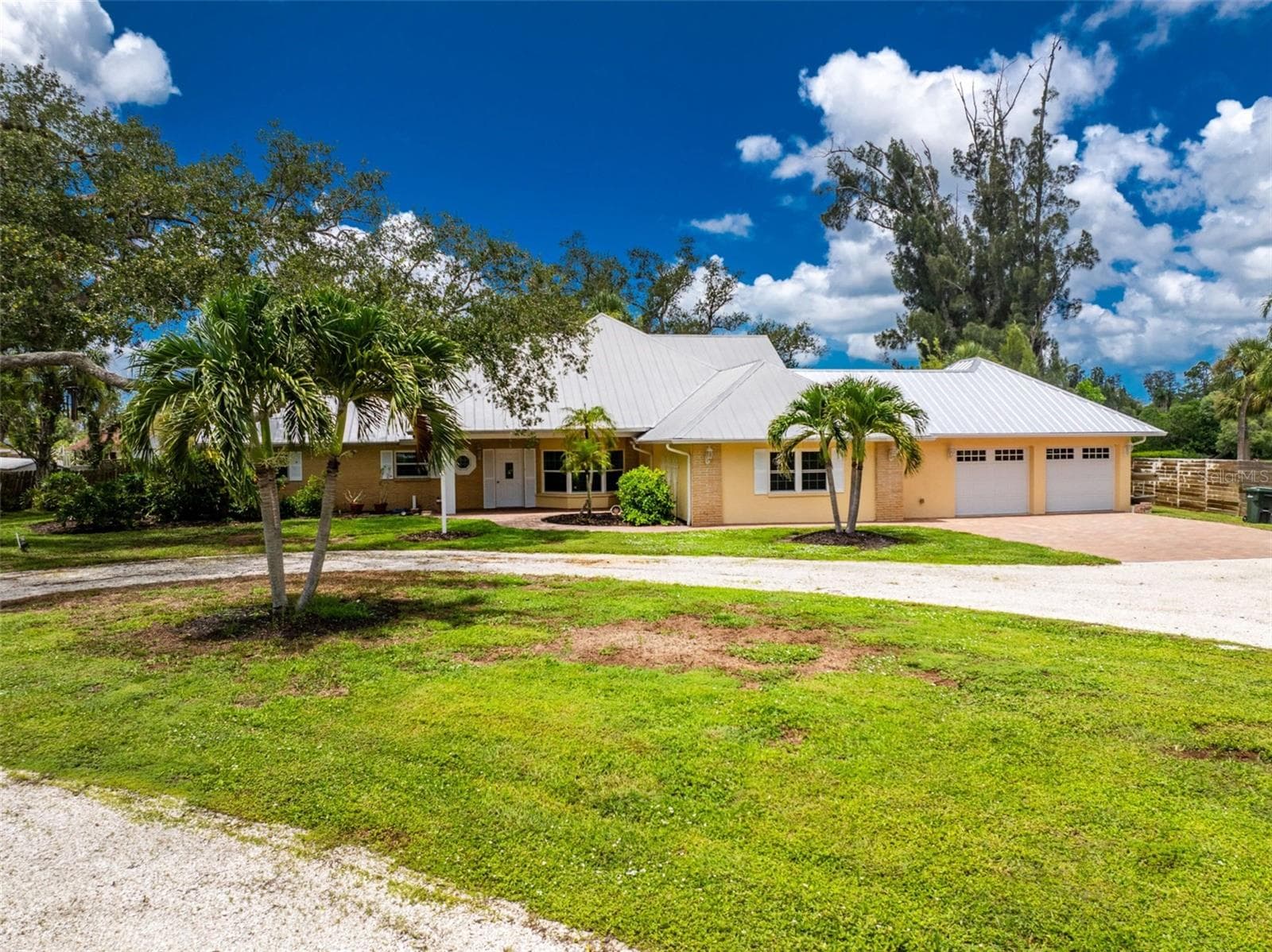Circular drive provides ample parking! - 200 S OXFORD DR, ENGLEWOOD