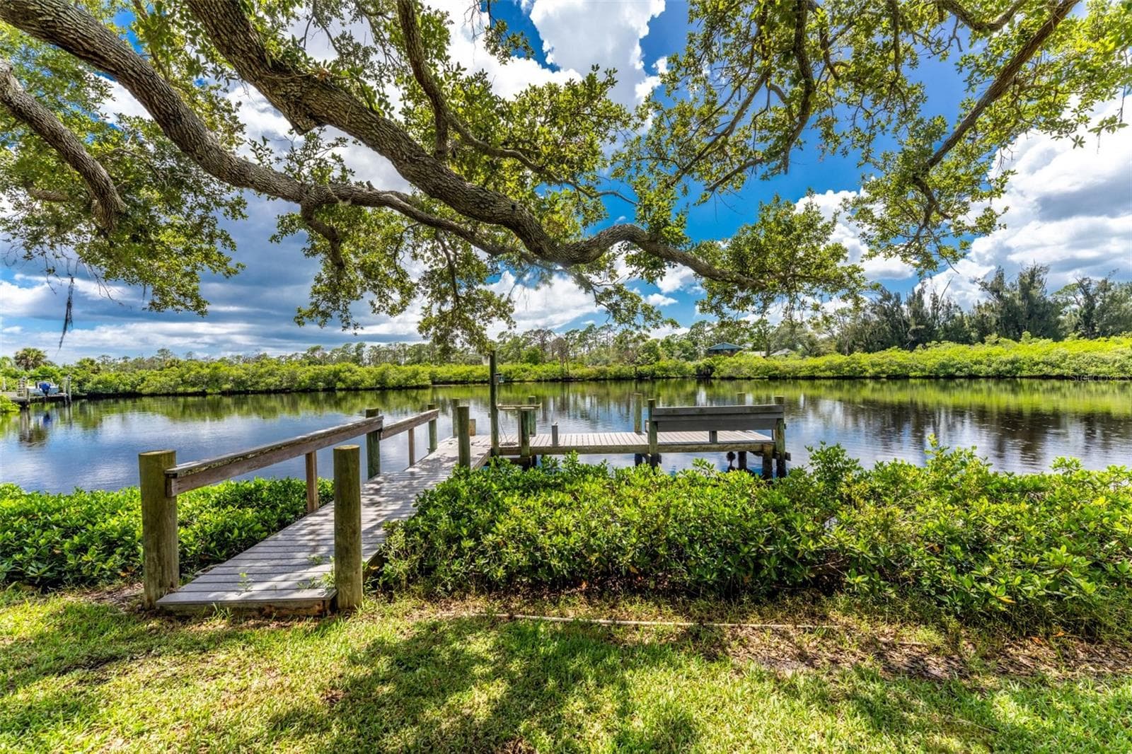 Your own little piece of heaven! - 200 S OXFORD DR, ENGLEWOOD
