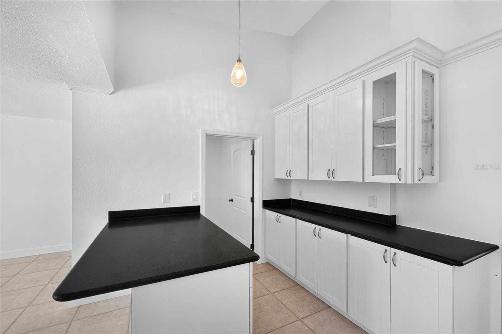 Looking toward the Butler's pantry - 200 S OXFORD DR, ENGLEWOOD