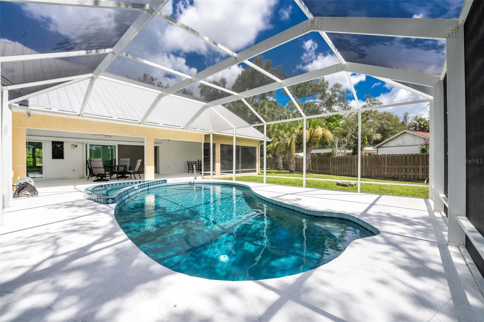 Caged pool and spa - 200 S OXFORD DR, ENGLEWOOD