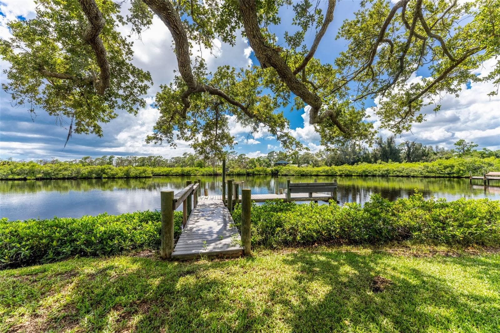 Pretty enough for a post card! - 200 S OXFORD DR, ENGLEWOOD