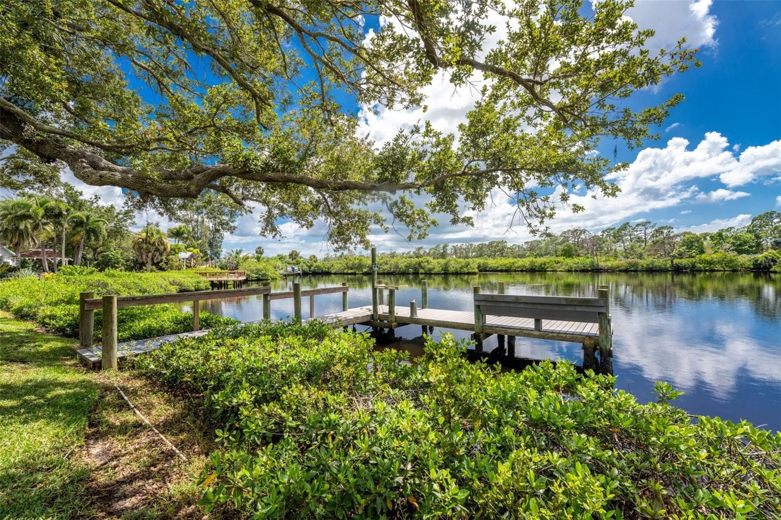 There aren't many waterfront home sites like this! - 200 S OXFORD DR, ENGLEWOOD