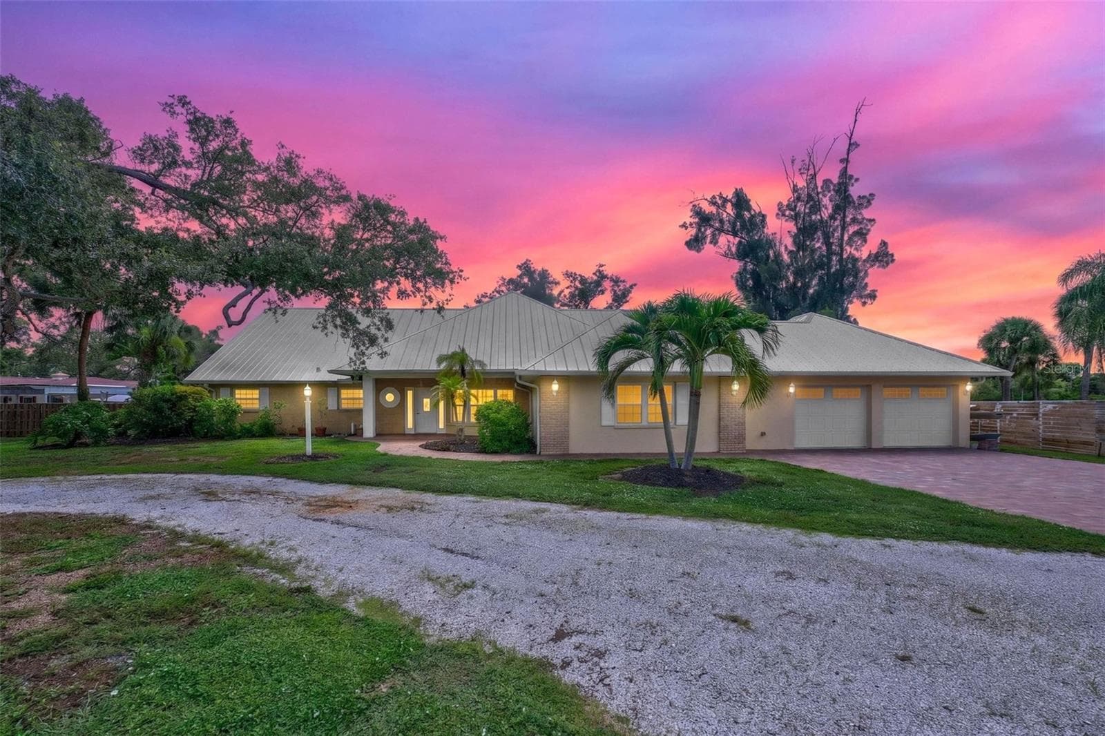 Make this one your new home! - 200 S OXFORD DR, ENGLEWOOD