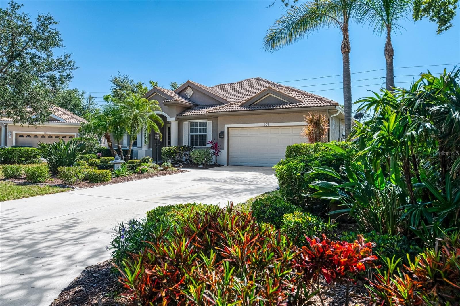 Beautiful curb appeal - 107 WAYFOREST DR, VENICE