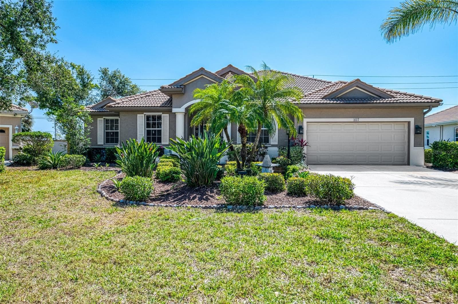 Mature landscaping - 107 WAYFOREST DR, VENICE