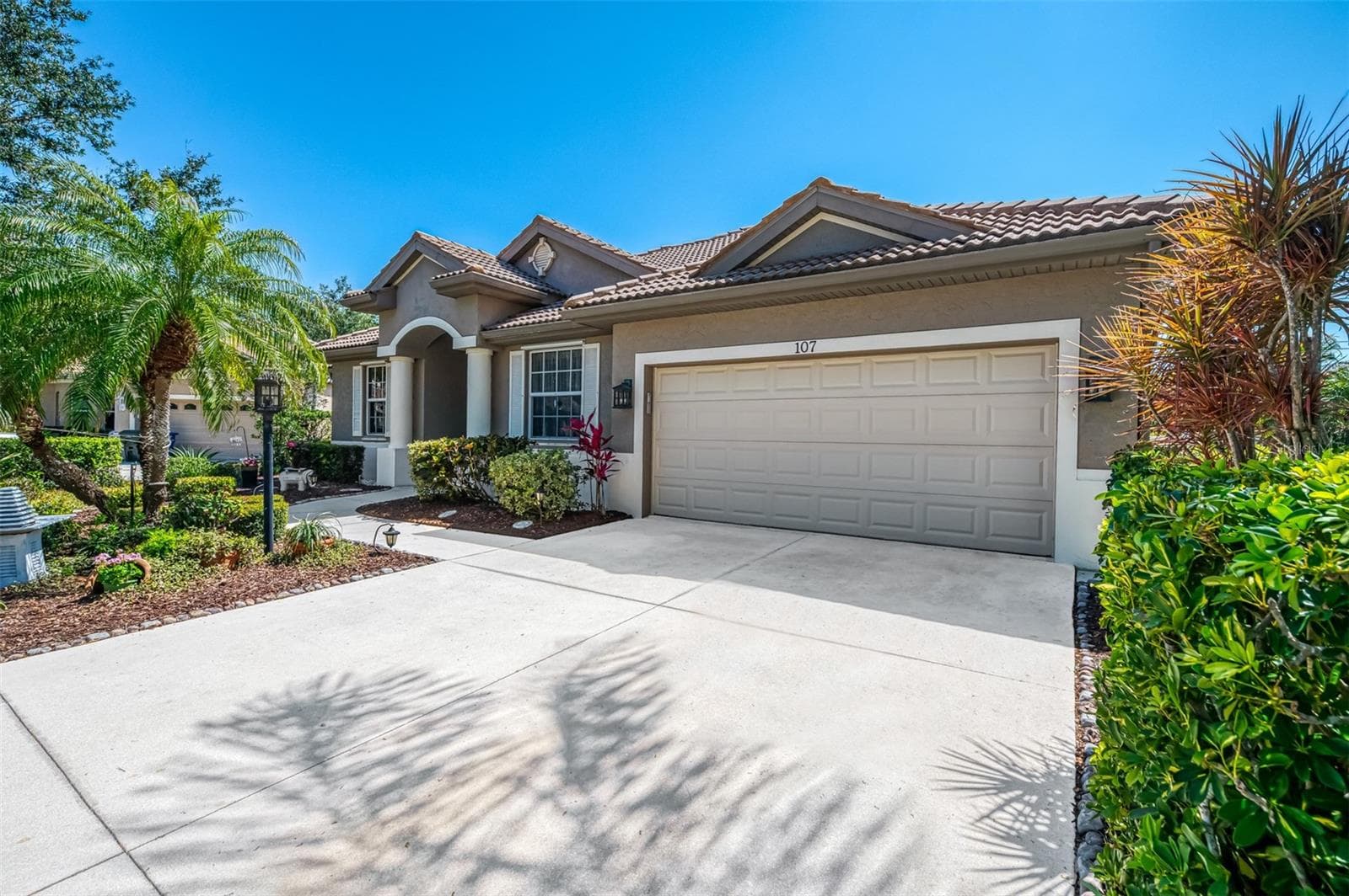 Single Family Residence at 107 WAYFOREST DR, VENICE, photo 8 of 73