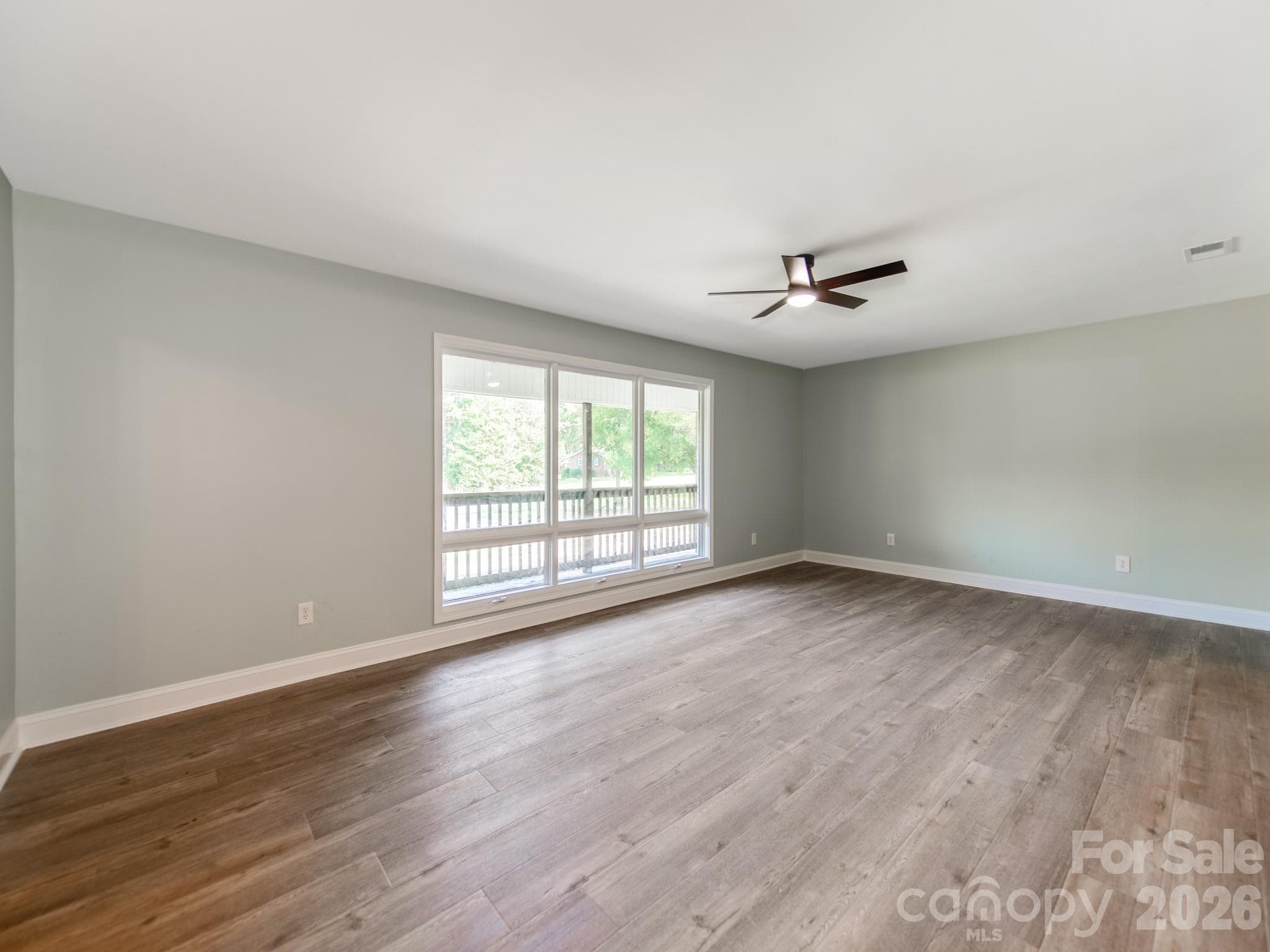 Family room with X- large windows - 3072 Bethany Street, Claremont